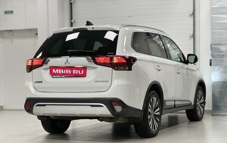 Mitsubishi Outlander III рестайлинг 3, 2020 год, 2 825 000 рублей, 4 фотография