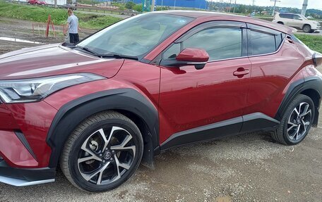 Toyota C-HR I рестайлинг, 2017 год, 2 000 000 рублей, 2 фотография