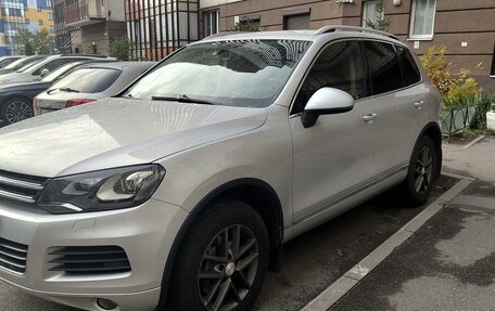 Volkswagen Touareg III, 2011 год, 1 910 000 рублей, 2 фотография