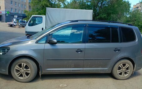 Volkswagen Touran III, 2010 год, 1 100 000 рублей, 1 фотография