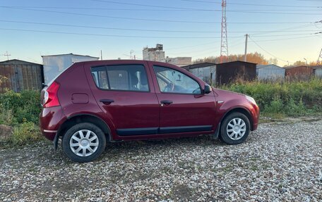 Renault Sandero I, 2013 год, 700 000 рублей, 2 фотография