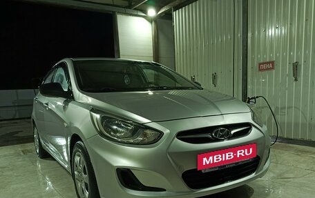 Hyundai Solaris II рестайлинг, 2011 год, 800 000 рублей, 3 фотография