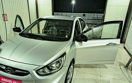 Hyundai Solaris II рестайлинг, 2011 год, 800 000 рублей, 28 фотография