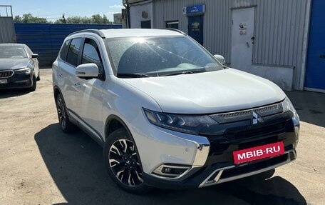 Mitsubishi Outlander III рестайлинг 3, 2021 год, 3 100 000 рублей, 1 фотография