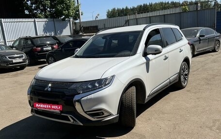 Mitsubishi Outlander III рестайлинг 3, 2021 год, 3 100 000 рублей, 2 фотография