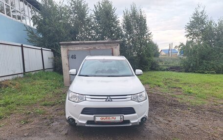 Mitsubishi Outlander III рестайлинг 3, 2014 год, 1 300 000 рублей, 7 фотография