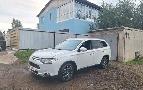 Mitsubishi Outlander III рестайлинг 3, 2014 год, 1 300 000 рублей, 3 фотография