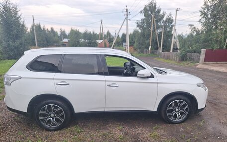 Mitsubishi Outlander III рестайлинг 3, 2014 год, 1 300 000 рублей, 4 фотография