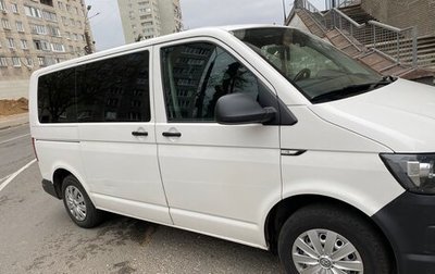 Volkswagen Caravelle T6 рестайлинг, 2017 год, 2 100 000 рублей, 1 фотография