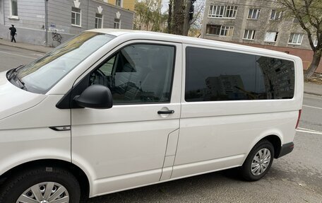 Volkswagen Caravelle T6 рестайлинг, 2017 год, 2 100 000 рублей, 3 фотография