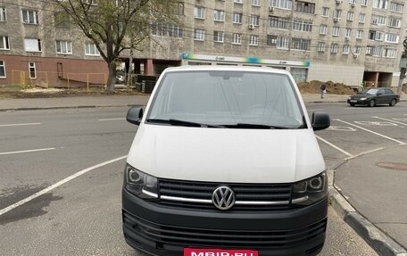 Volkswagen Caravelle T6 рестайлинг, 2017 год, 2 100 000 рублей, 2 фотография