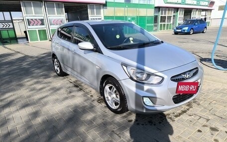 Hyundai Solaris II рестайлинг, 2012 год, 800 000 рублей, 5 фотография