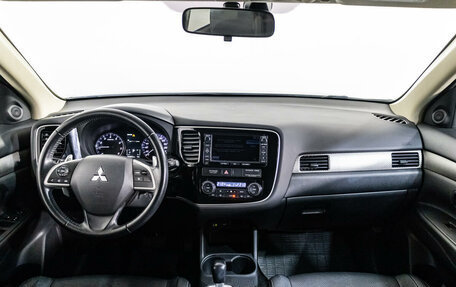 Mitsubishi Outlander III рестайлинг 3, 2014 год, 1 829 000 рублей, 13 фотография