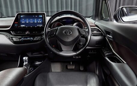 Toyota C-HR I рестайлинг, 2017 год, 2 198 000 рублей, 15 фотография