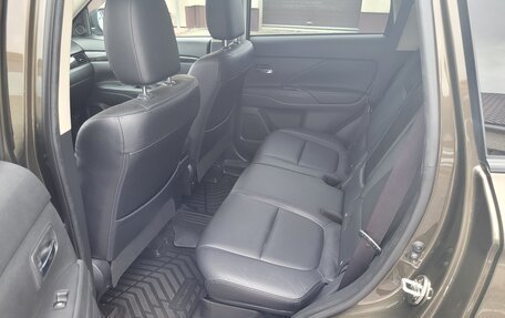 Mitsubishi Outlander III рестайлинг 3, 2018 год, 2 350 000 рублей, 10 фотография