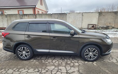 Mitsubishi Outlander III рестайлинг 3, 2018 год, 2 350 000 рублей, 8 фотография