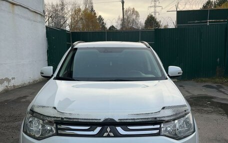 Mitsubishi Outlander III рестайлинг 3, 2013 год, 1 550 000 рублей, 3 фотография