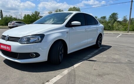 Volkswagen Polo VI (EU Market), 2015 год, 1 050 000 рублей, 1 фотография