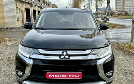 Mitsubishi Outlander III рестайлинг 3, 2015 год, 1 899 000 рублей, 2 фотография