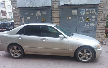 Lexus IS II рестайлинг 2, 2001 год, 700 000 рублей, 2 фотография