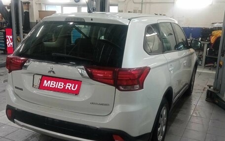 Mitsubishi Outlander III рестайлинг 3, 2016 год, 1 941 550 рублей, 3 фотография