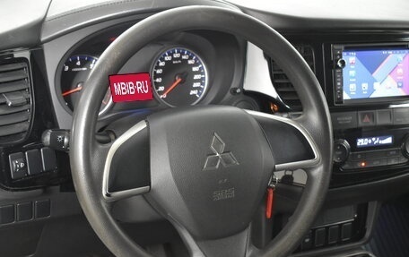 Mitsubishi Outlander III рестайлинг 3, 2017 год, 1 349 000 рублей, 9 фотография