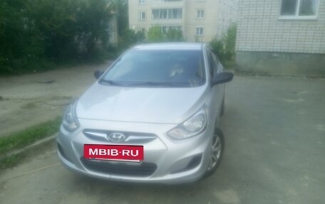 Hyundai Solaris II рестайлинг, 2011 год, 840 000 рублей, 2 фотография