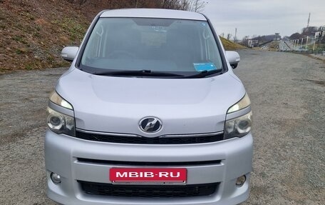 Toyota Voxy II, 2010 год, 1 500 000 рублей, 2 фотография