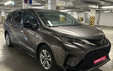 Toyota Sienna, 2021 год, 5 100 000 рублей, 1 фотография