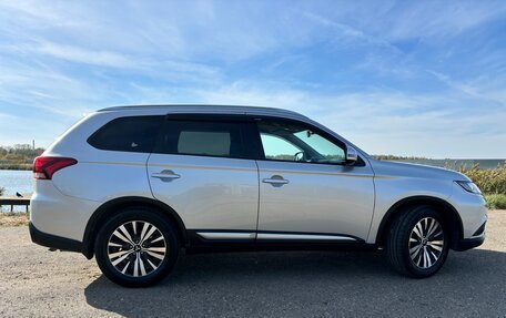 Mitsubishi Outlander III рестайлинг 3, 2019 год, 1 895 000 рублей, 4 фотография