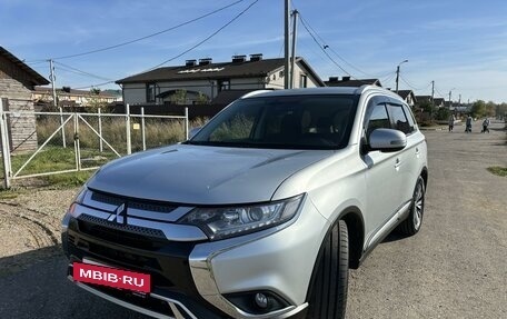 Mitsubishi Outlander III рестайлинг 3, 2019 год, 1 895 000 рублей, 2 фотография