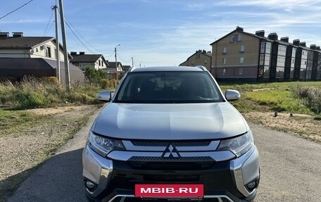 Mitsubishi Outlander III рестайлинг 3, 2019 год, 1 895 000 рублей, 3 фотография