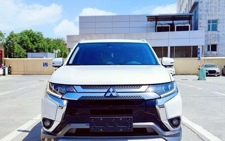 Mitsubishi Outlander III рестайлинг 3, 2021 год, 2 300 000 рублей, 2 фотография