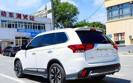 Mitsubishi Outlander III рестайлинг 3, 2021 год, 2 300 000 рублей, 5 фотография