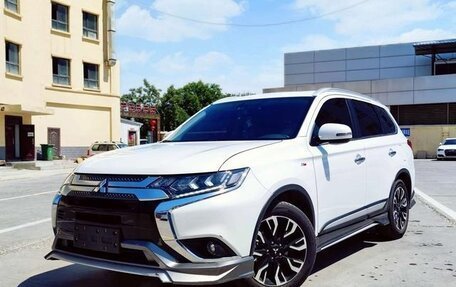 Mitsubishi Outlander III рестайлинг 3, 2021 год, 2 300 000 рублей, 3 фотография