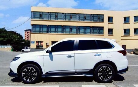 Mitsubishi Outlander III рестайлинг 3, 2021 год, 2 300 000 рублей, 6 фотография