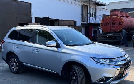 Mitsubishi Outlander III рестайлинг 3, 2017 год, 3 100 000 рублей, 3 фотография