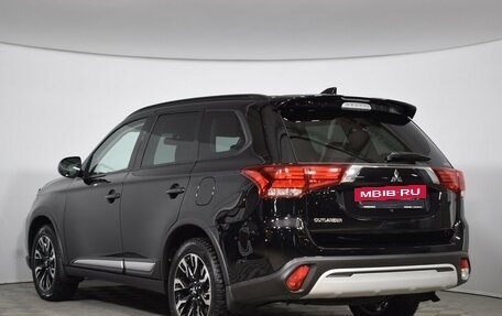 Mitsubishi Outlander III рестайлинг 3, 2022 год, 3 900 000 рублей, 6 фотография