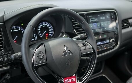 Mitsubishi Outlander III рестайлинг 3, 2022 год, 3 900 000 рублей, 16 фотография