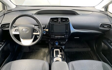 Toyota Prius IV XW50, 2016 год, 1 879 000 рублей, 5 фотография