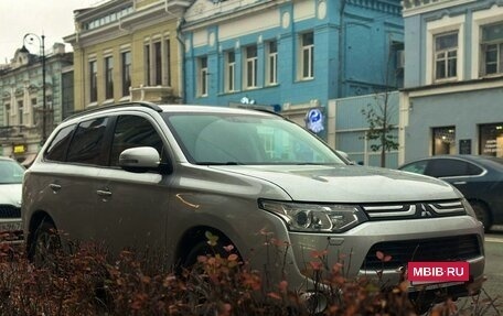 Mitsubishi Outlander III рестайлинг 3, 2013 год, 1 750 000 рублей, 10 фотография