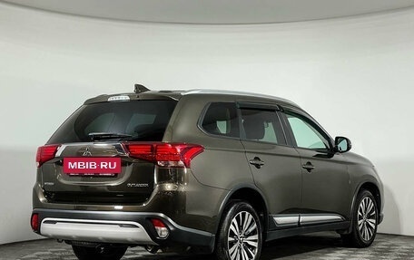 Mitsubishi Outlander III рестайлинг 3, 2018 год, 2 377 000 рублей, 5 фотография