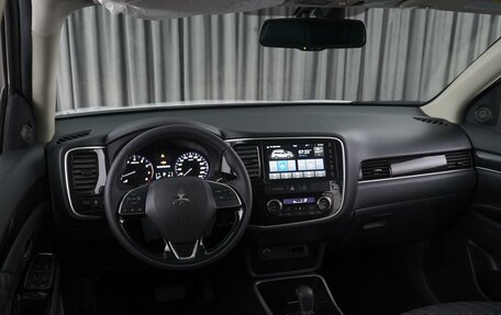 Mitsubishi Outlander III рестайлинг 3, 2022 год, 3 799 000 рублей, 6 фотография