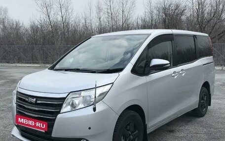 Toyota Noah III, 2016 год, 2 079 000 рублей, 3 фотография