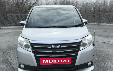 Toyota Noah III, 2016 год, 2 079 000 рублей, 2 фотография