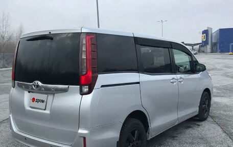 Toyota Noah III, 2016 год, 2 079 000 рублей, 7 фотография