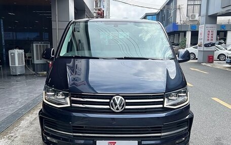 Volkswagen Multivan T6 рестайлинг, 2018 год, 5 560 000 рублей, 2 фотография