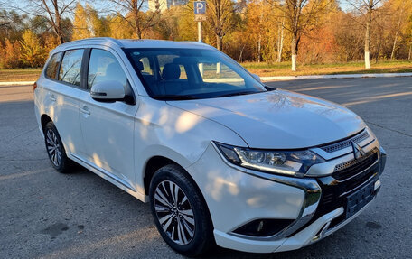 Mitsubishi Outlander III рестайлинг 3, 2022 год, 2 950 000 рублей, 5 фотография