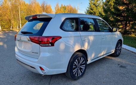 Mitsubishi Outlander III рестайлинг 3, 2022 год, 2 950 000 рублей, 7 фотография