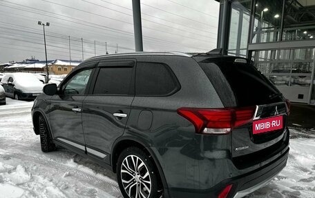 Mitsubishi Outlander III рестайлинг 3, 2018 год, 2 400 000 рублей, 3 фотография